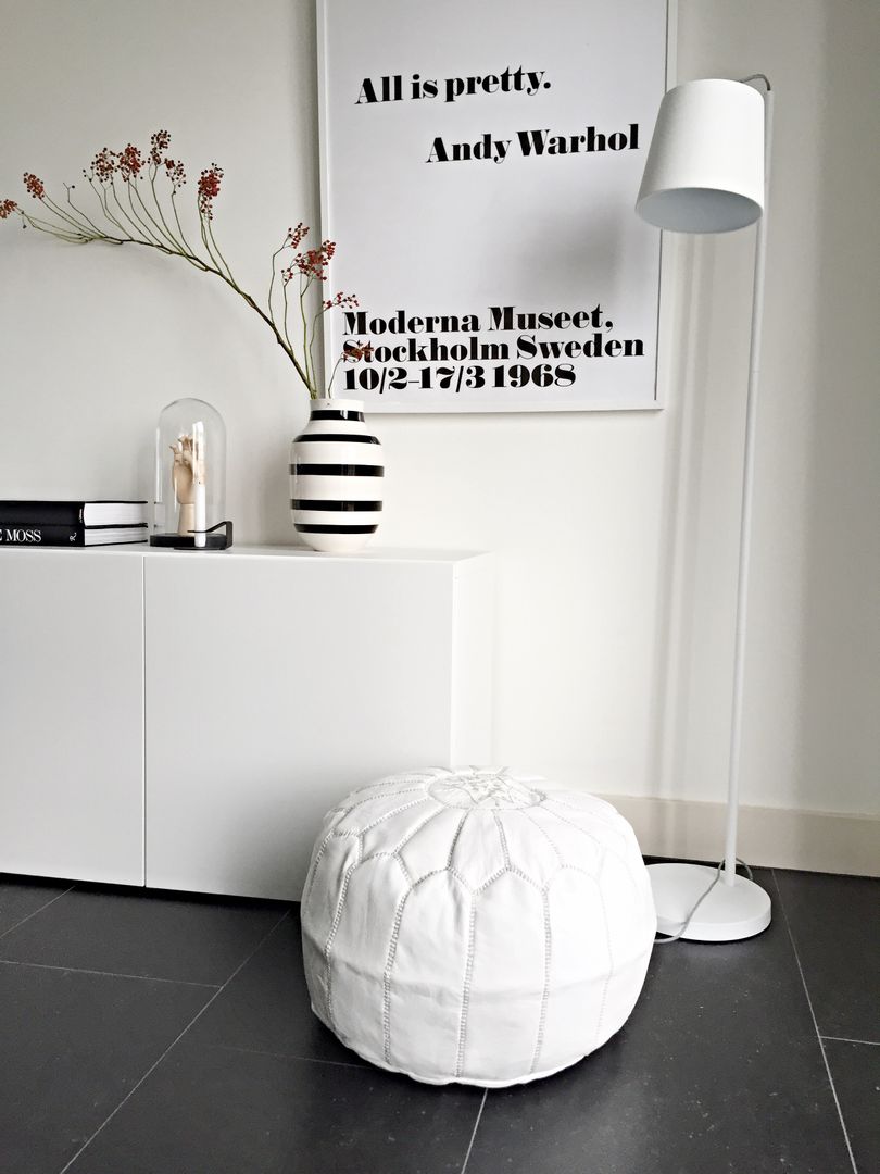 Werelds, comfortable & chique: Marokkaanse Poefs, House of Khmissa House of Khmissa Scandinavian style living room Leather Grey Accessories & decoration