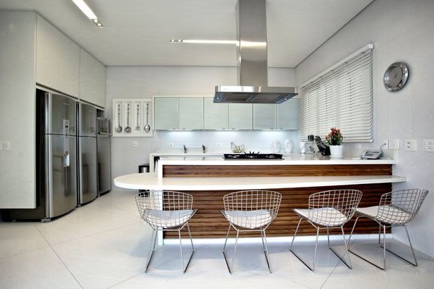 Branco como protagonista nesta casa no litoral brasileiro . Bianka Mugnatto Design de Interiores Cozinhas ecléticas Madeira maciça Multi colorido