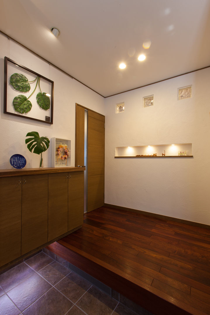 谷上の家, 株式会社 atelier waon 株式会社 atelier waon Modern Corridor, Hallway and Staircase