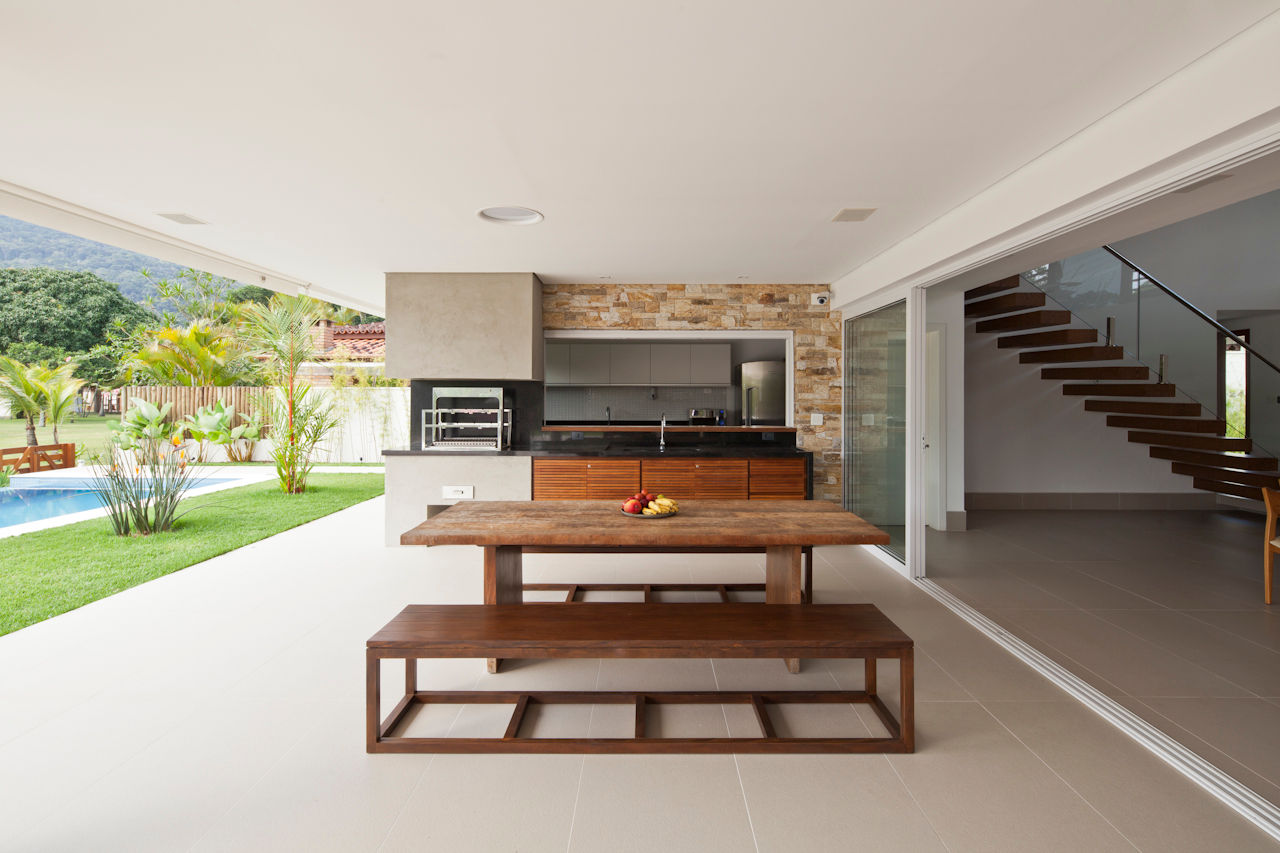 Casa Guaecá , Conrado Ceravolo Arquitetos Conrado Ceravolo Arquitetos Varandas, alpendres e terraços modernos Construção,Plantar,Mesa,Propriedade,Mobiliário,Design de interiores,Madeira,Árvore,Planta de casa,Piso