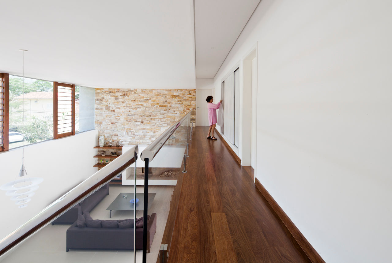 Casa Guaecá , Conrado Ceravolo Arquitetos Conrado Ceravolo Arquitetos Modern Corridor, Hallway and Staircase