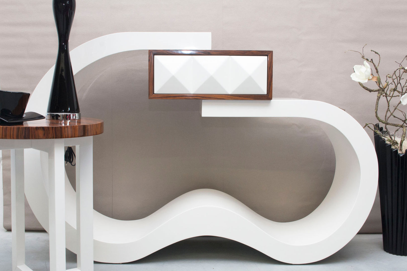 homify 现代客厅設計點子、靈感 & 圖片 實木 Multicolored 餐具櫃