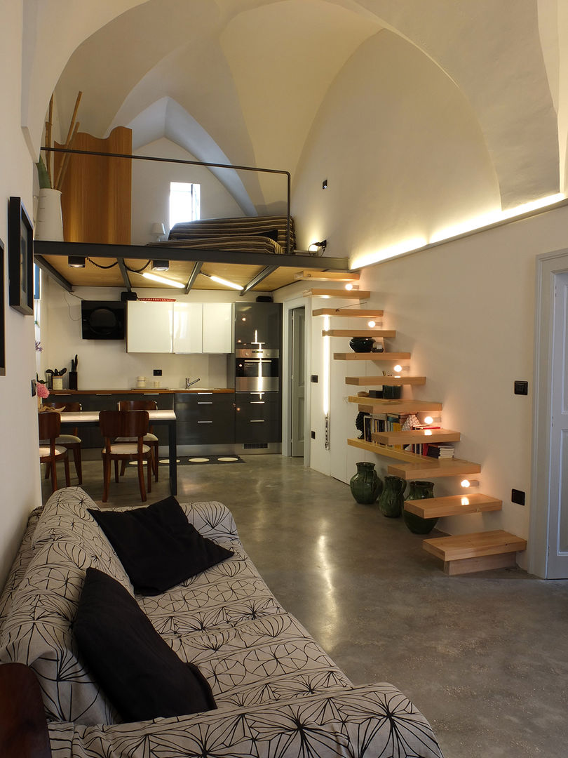 Casa Incorciata: Ristrutturazione di una casa unifamiliare privata, Ossigeno Architettura Ossigeno Architettura Salones mediterráneos