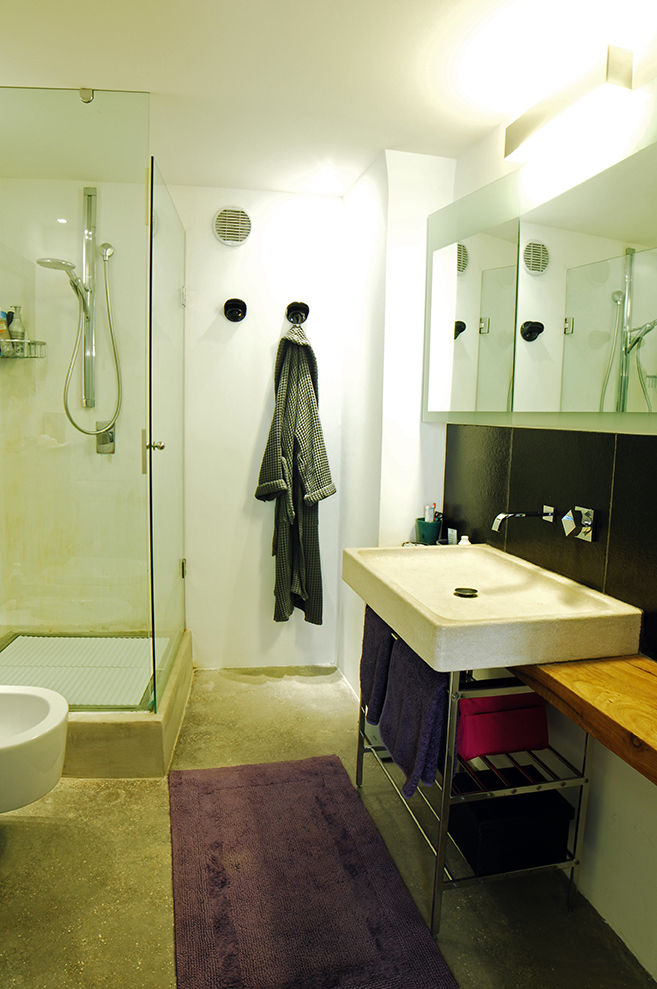 Casa Incorciata: Ristrutturazione di una casa unifamiliare privata, Ossigeno Architettura Ossigeno Architettura Mediterranean style bathrooms