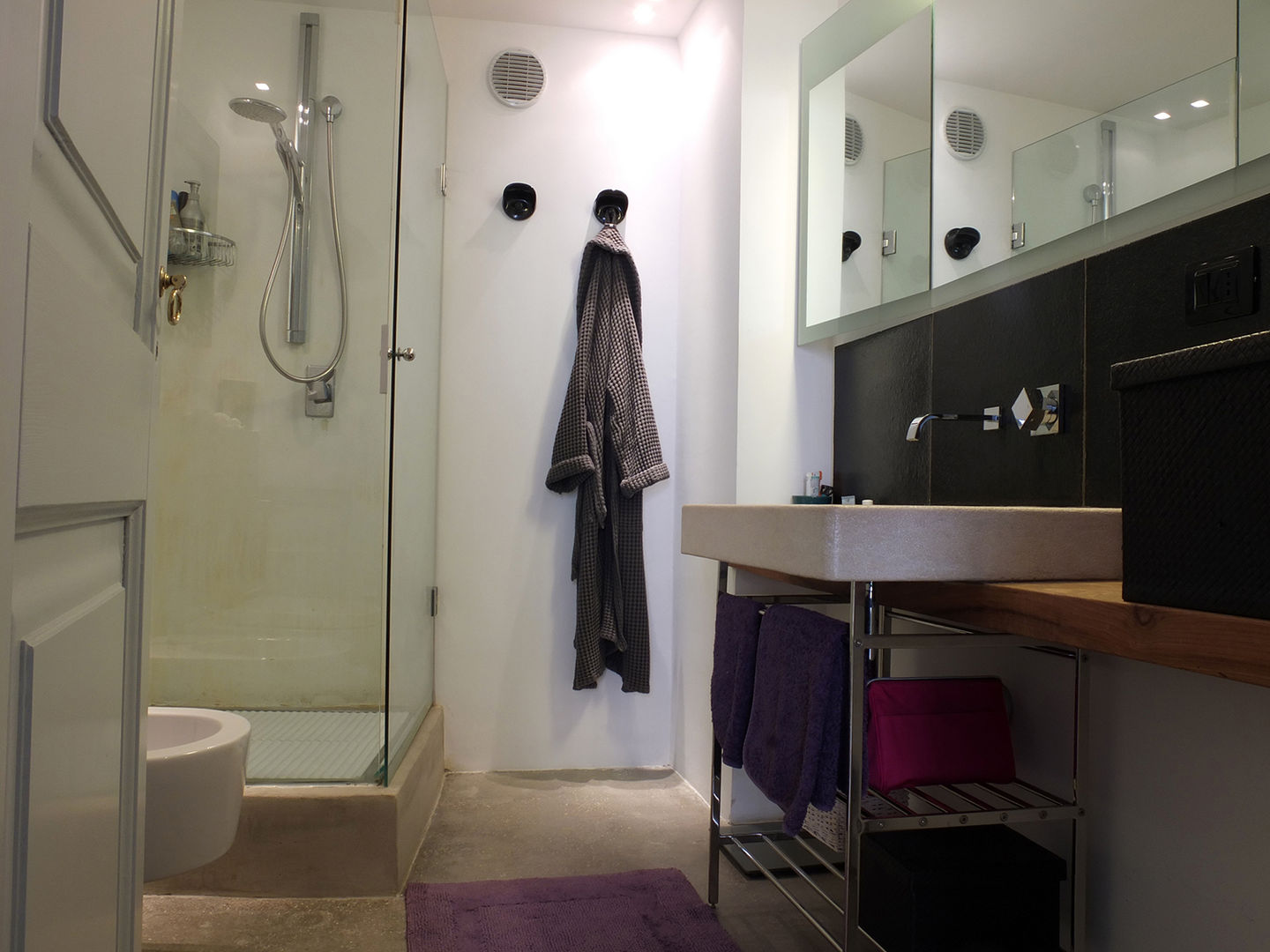 Casa Incorciata: Ristrutturazione di una casa unifamiliare privata, Ossigeno Architettura Ossigeno Architettura Bathroom