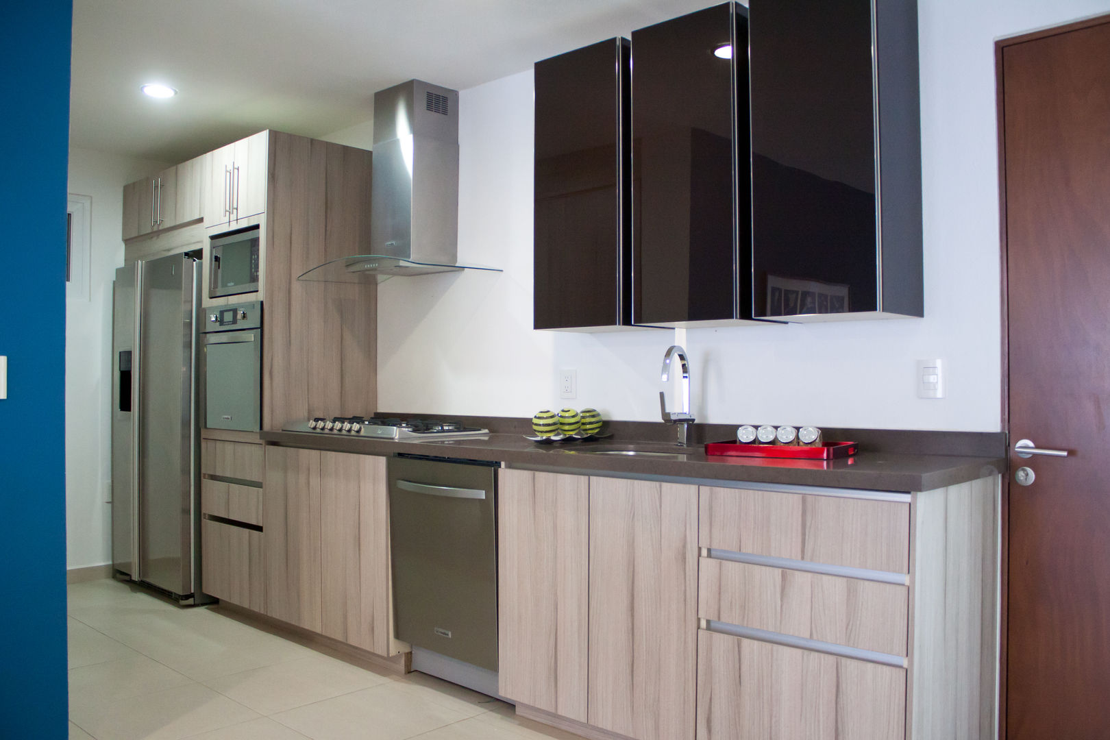 Closets. Cocina y Cristales | Natura Residencial. , Avianda Kitchen Design Avianda Kitchen Design Kitchen Engineered Wood Transparent