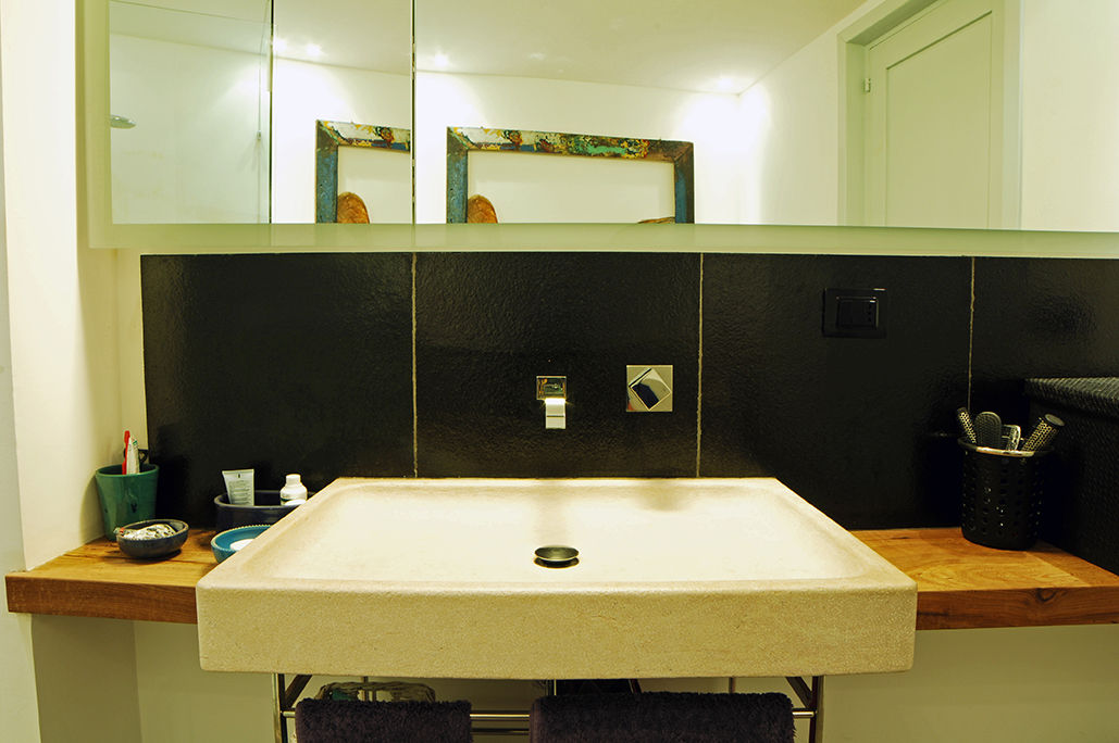 Casa Incorciata: Ristrutturazione di una casa unifamiliare privata, Ossigeno Architettura Ossigeno Architettura Bathroom