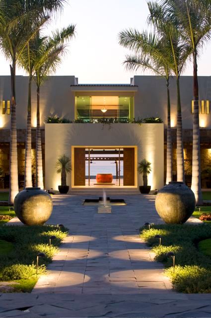 Villa Nilpy, Tropical America landscaping Tropical America landscaping Jardines de estilo moderno Plantas y flores