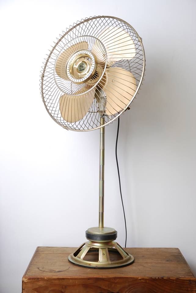 Ancien ventilateur, devenu une jolie lampe., Le Camion Ben Le Camion Ben منازل فلز Accessories & decoration