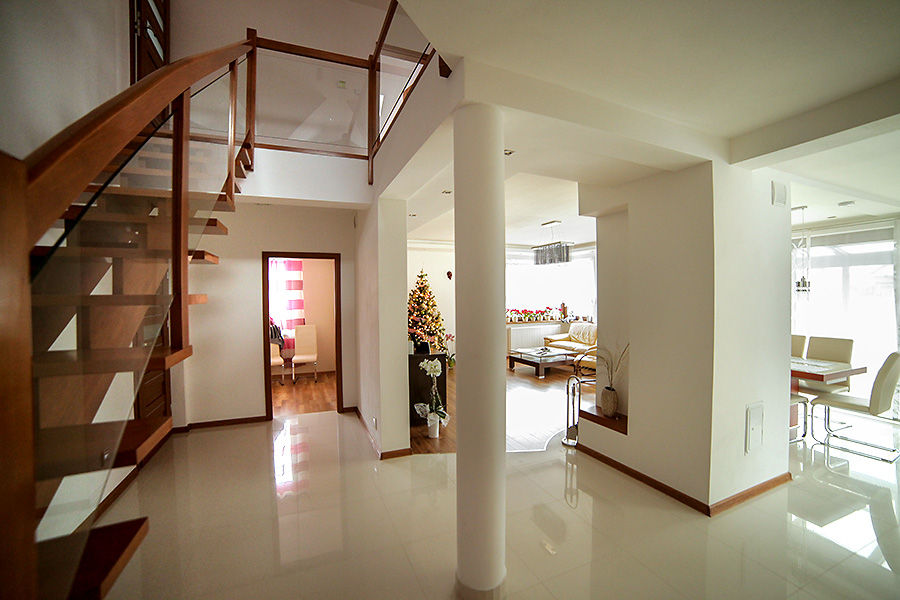 homify Koridor & Tangga Modern