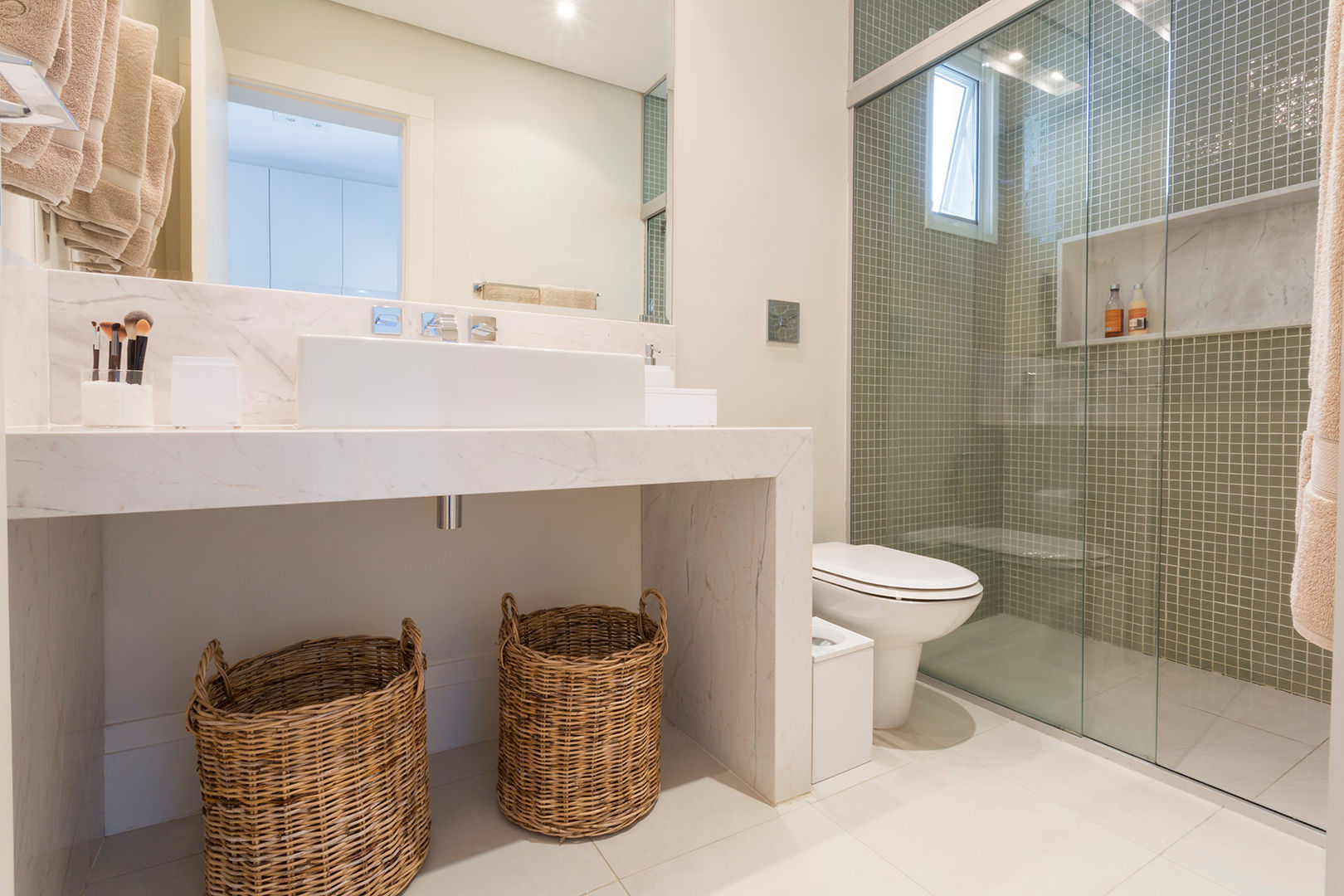 Casa Residencial SP, Danielle Tassi Arquitetura e Interiores Danielle Tassi Arquitetura e Interiores Modern Bathroom