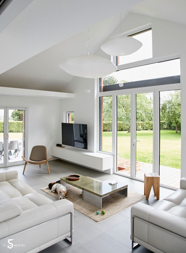 réhabilitation complète d'une maison avec la création de deux extensions, Emilie Bigorne, architecte d'intérieur CFAI Emilie Bigorne, architecte d'intérieur CFAI Minimalistyczny salon