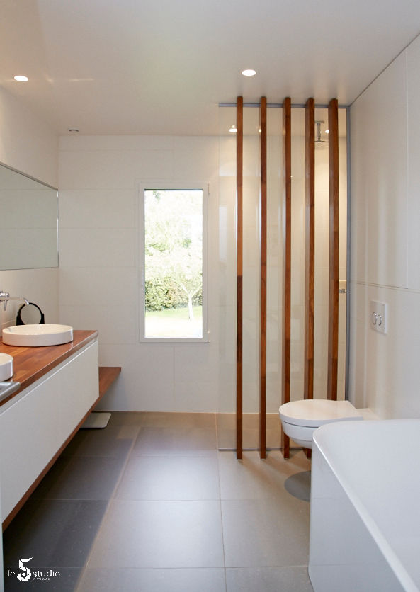 réhabilitation complète d'une maison avec la création de deux extensions, Emilie Bigorne, architecte d'intérieur CFAI Emilie Bigorne, architecte d'intérieur CFAI Minimal style Bathroom