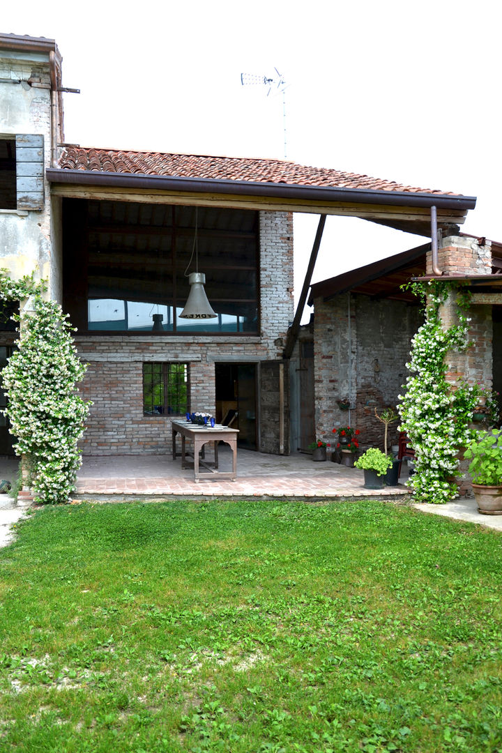 Ristrutturazione casa di campagna, Bongiana Architetture Bongiana Architetture Balcone, Veranda & Terrazza in stile rurale Pianta,Proprietà,Cielo,lotto di terreno,Ombra,Edificio,Area rurale,Villetta,Immobiliare,Groundcover