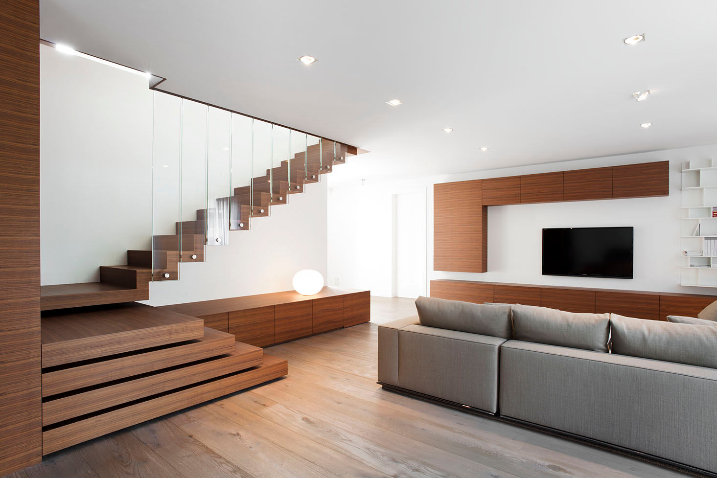 Z House, EXiT architetti associati EXiT architetti associati Salas de estar minimalistas Madeira Efeito de madeira