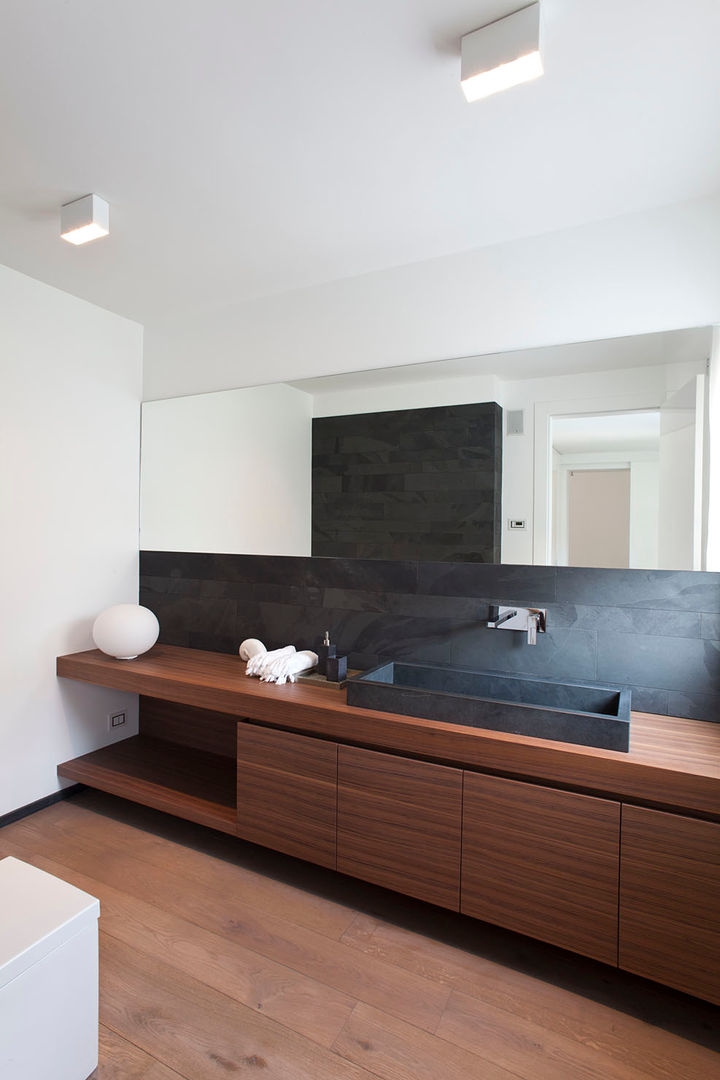 Z House, EXiT architetti associati EXiT architetti associati Banheiros minimalistas Madeira Efeito de madeira