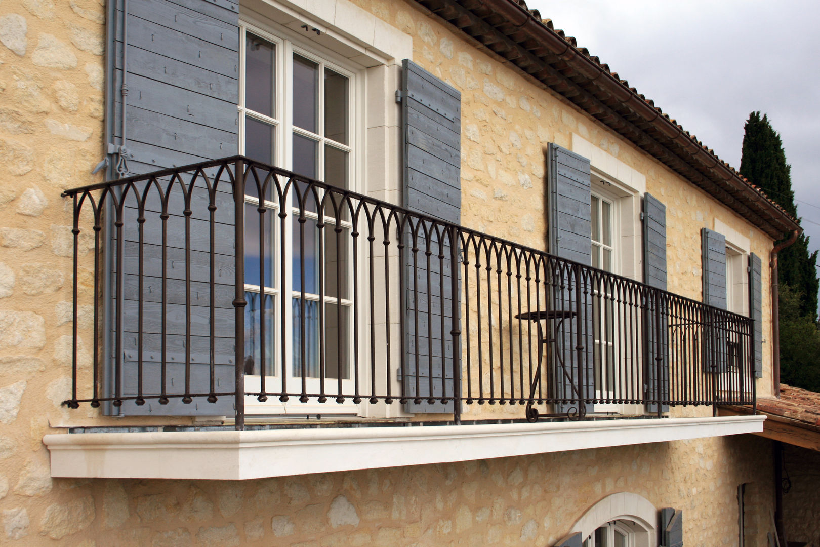 Fensterläden, Möbelwerkstatt Cadot Möbelwerkstatt Cadot Puertas y ventanas de estilo mediterráneo