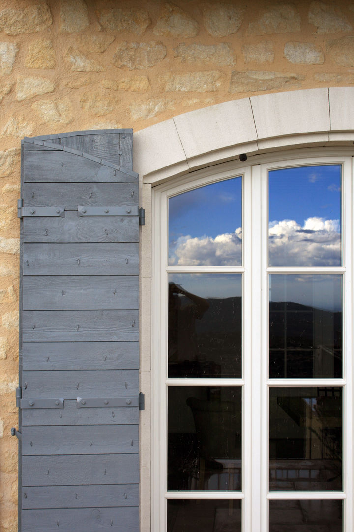 Fensterläden, Möbelwerkstatt Cadot Möbelwerkstatt Cadot หน้าต่าง