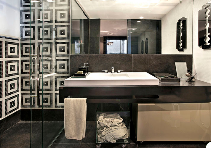 Quarto Jovem Cineasta/ Casa Cor 2009, Escritório de Arquitetura Sílvia Hermanny Escritório de Arquitetura Sílvia Hermanny Modern bathroom پتھر