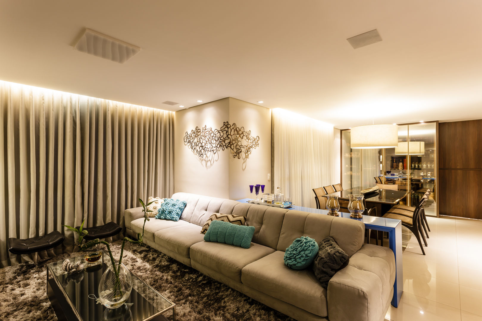 Apartamento Gutierrez, Interiores Iara Santos Interiores Iara Santos クラシックデザインの リビング