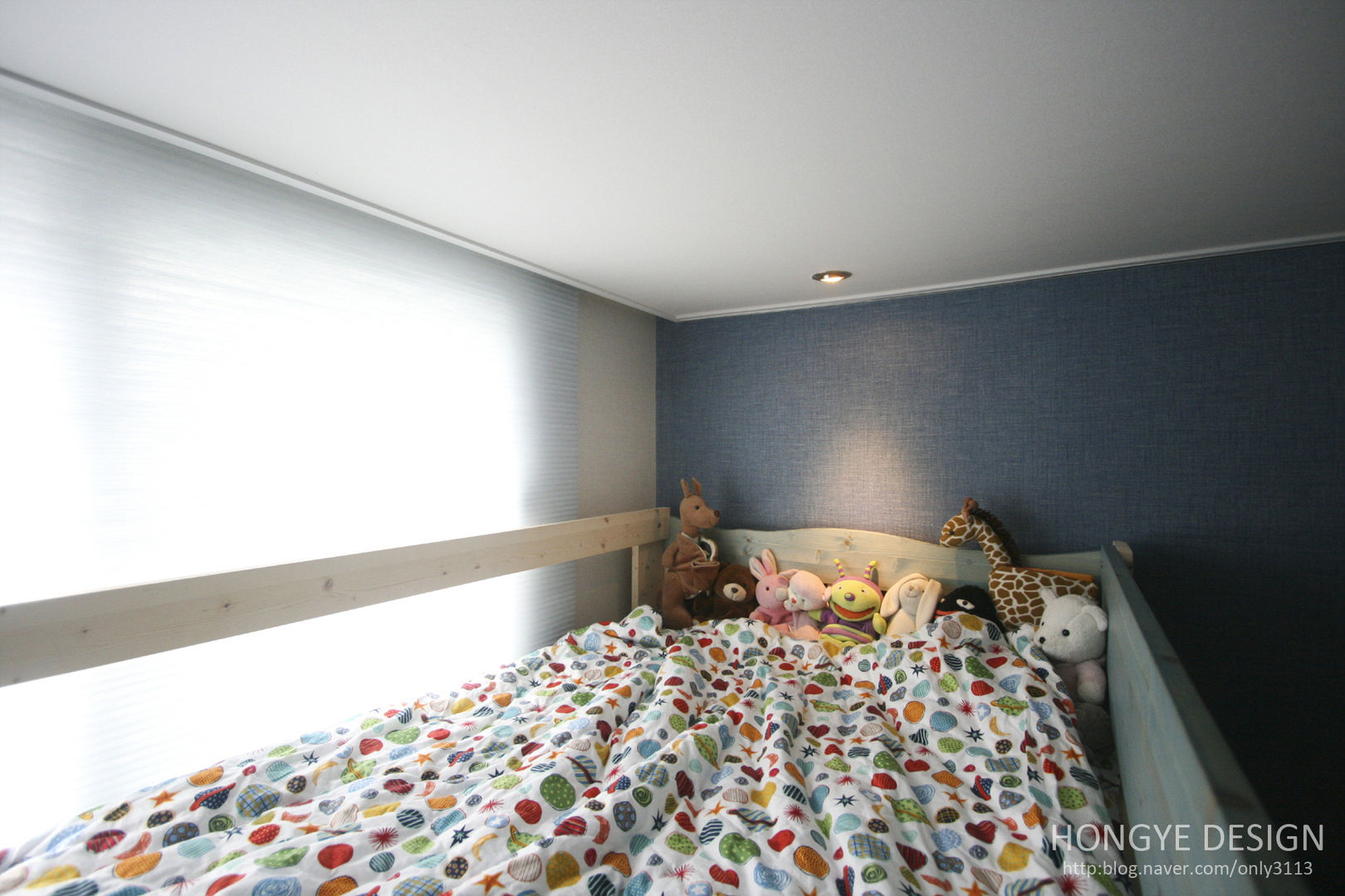 아이셋과 부모님이 함께 사는 집_48py, 홍예디자인 홍예디자인 Phòng trẻ em phong cách hiện đại