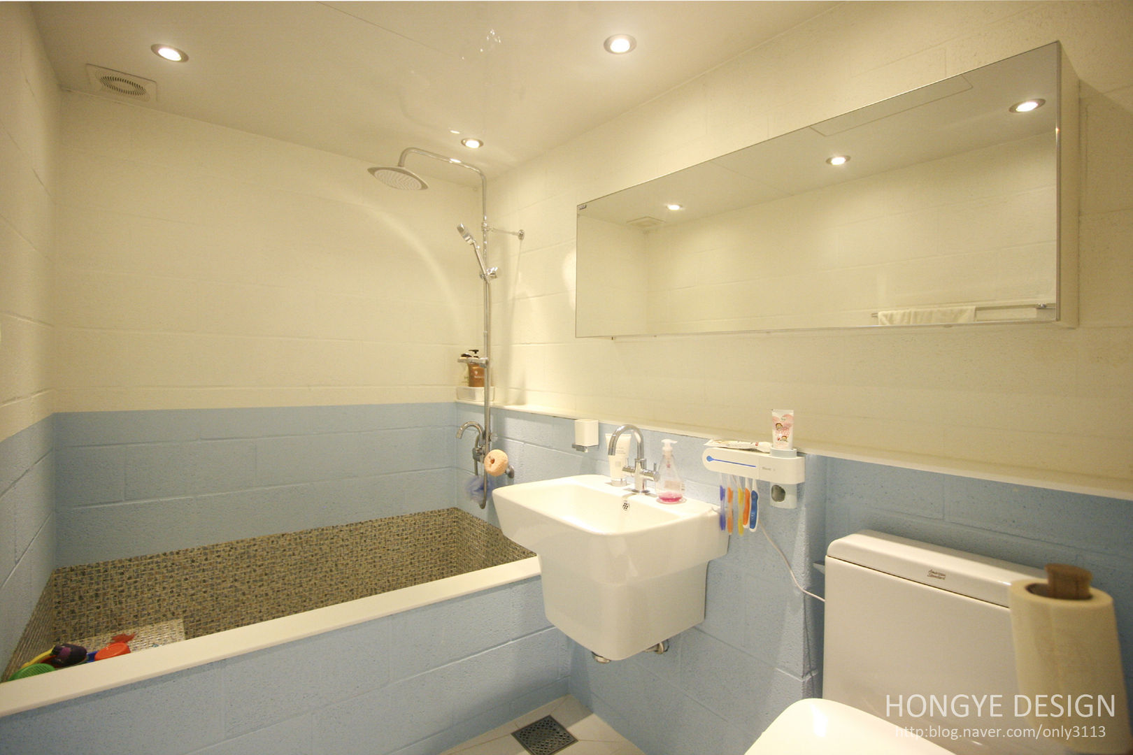 아이셋과 부모님이 함께 사는 집_48py, 홍예디자인 홍예디자인 Modern bathroom