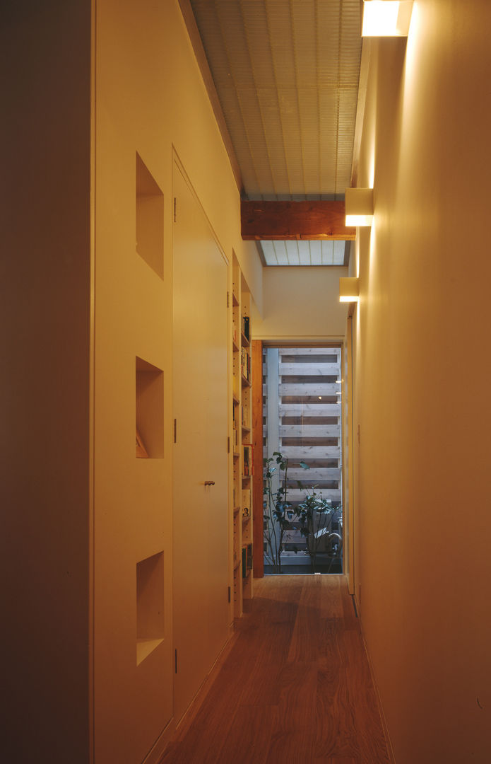 光庭の家〈renovation〉－敷地条件を諦めない－, 一級建築士事務所アトリエｍ 一級建築士事務所アトリエｍ Modern corridor, hallway & stairs