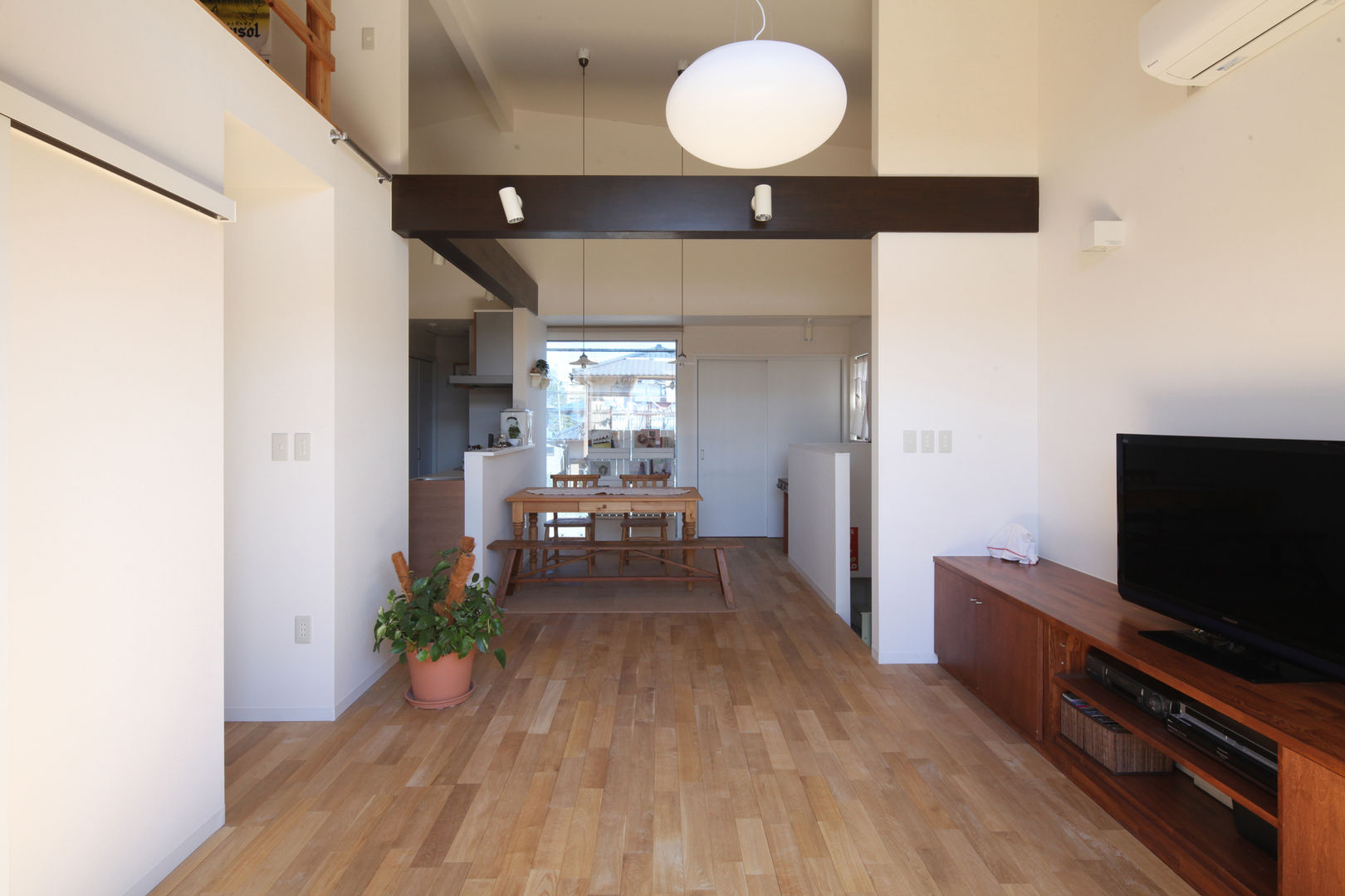 千葉の家－レイソルサポーターが柏に建てた家－, 一級建築士事務所アトリエｍ 一級建築士事務所アトリエｍ Living room