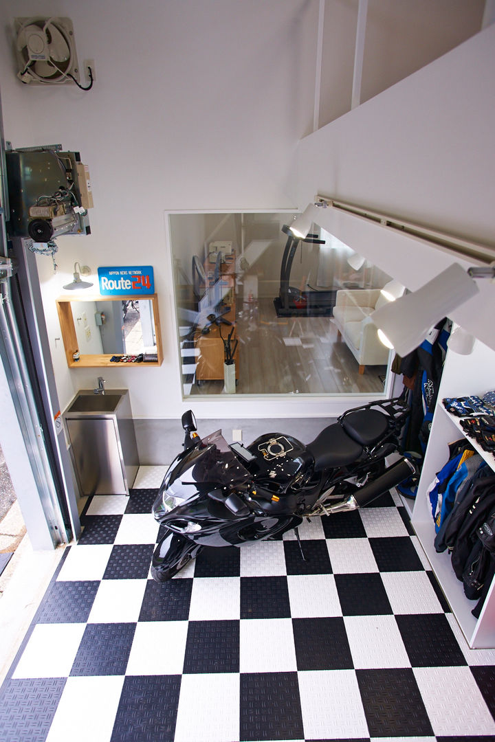 コートヤードとバイクガレージのある家, tai_tai STUDIO tai_tai STUDIO Garage/Rimessa in stile moderno