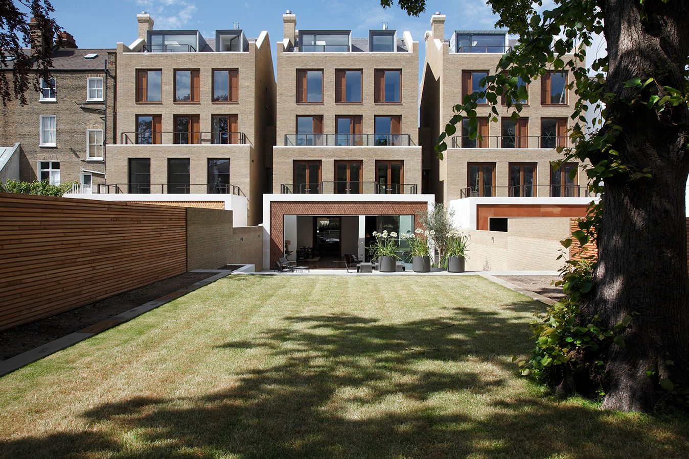Macauley Road Townhouses, Clapham, Squire and Partners Squire and Partners สวน