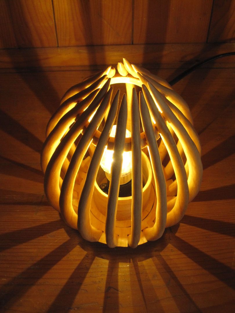 Stehleuchten, Tischlampen, Designerleuchten aus Holz, Alpenlandkunst Alpenlandkunst غرفة نوم خشب Wood effect إضاءة