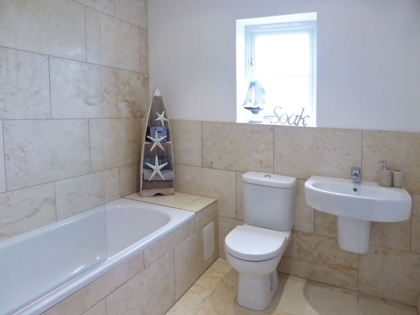 Church Mews, Hartland, Devon homify Modern bathroom