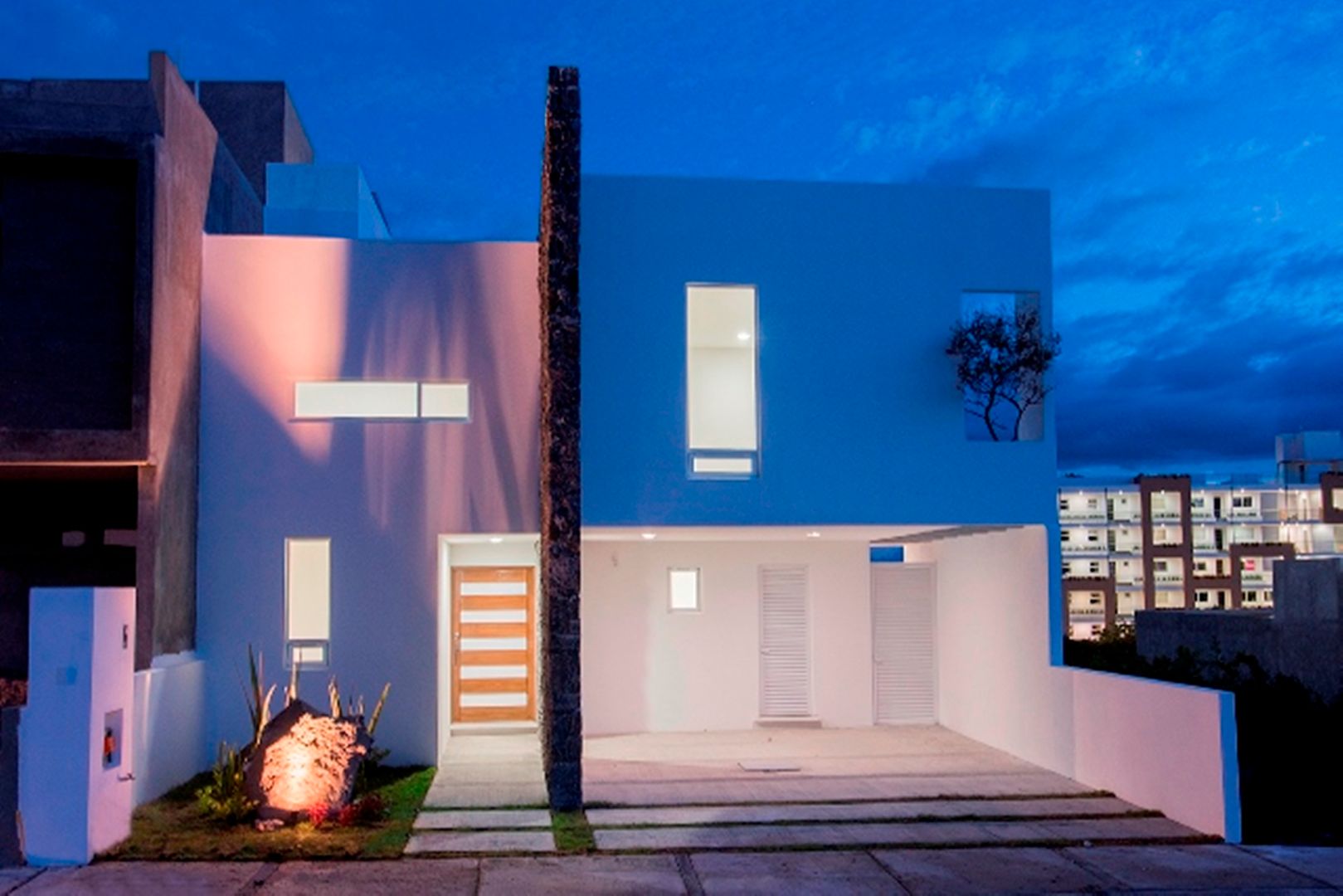Fachada JF ARQUITECTOS Casas de estilo minimalista