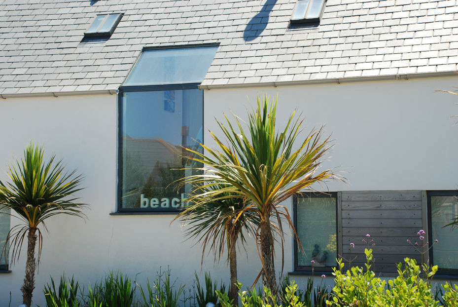 Outspan, Widemouth Bay, Cornwall homify Casas modernas