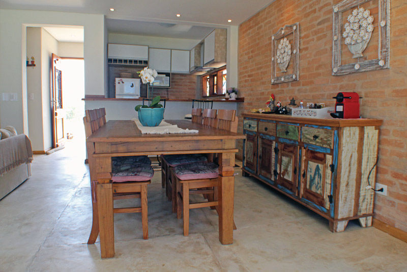 Casa Simples e Confortável, RAC ARQUITETURA RAC ARQUITETURA Phòng ăn phong cách mộc mạc Gạch
