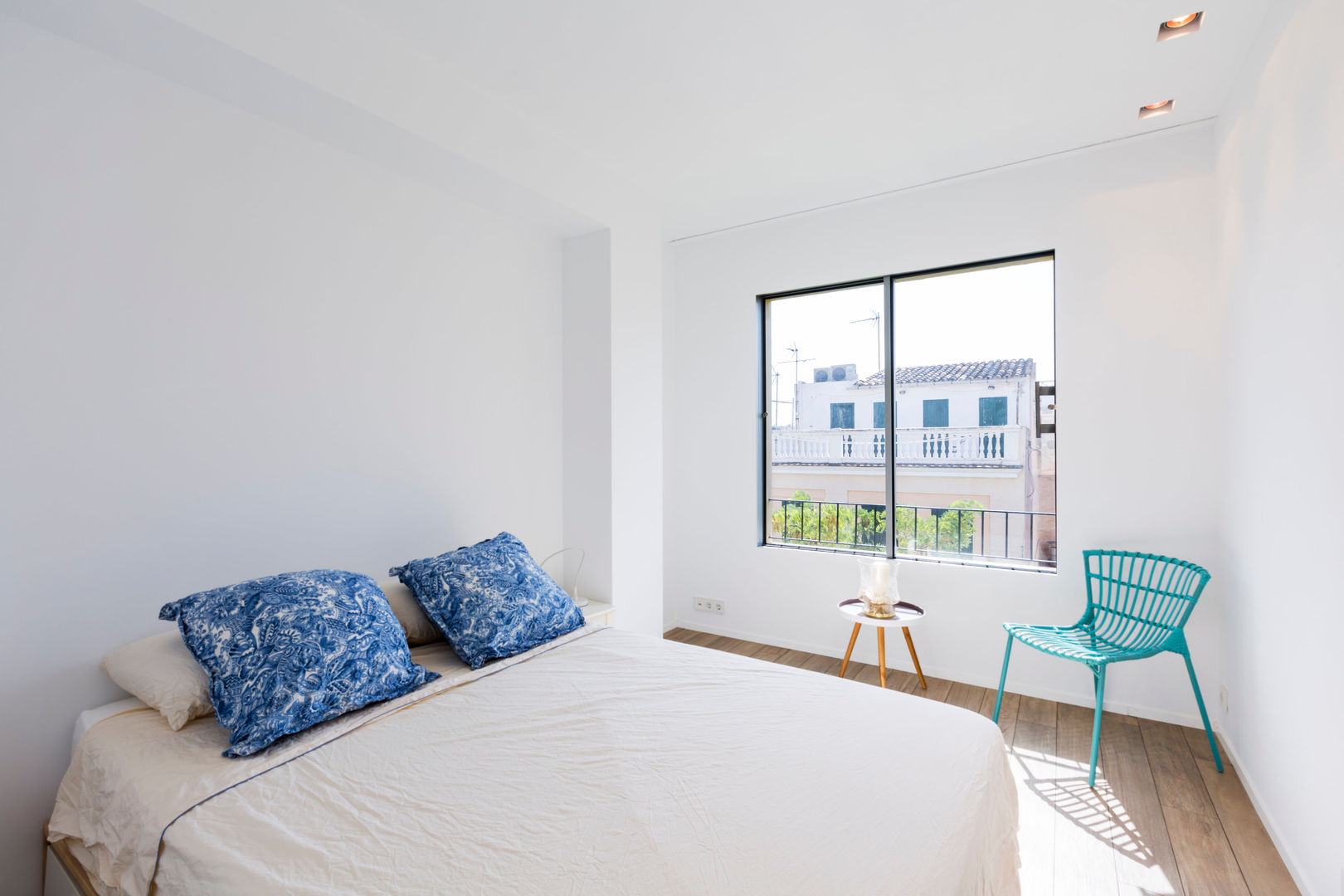 Antes y Después: Diseñaron un Apartamento Minimalista con Acabados en Microcemento , ISLABAU constructora ISLABAU constructora Cuartos de estilo minimalista