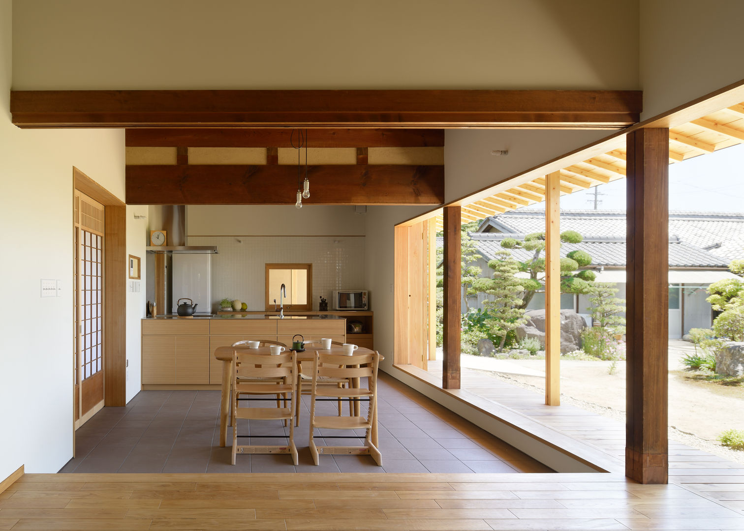 古民家改修：通り土間のある家, m5_architecte m5_architecte Asian style dining room Wood Wood effect