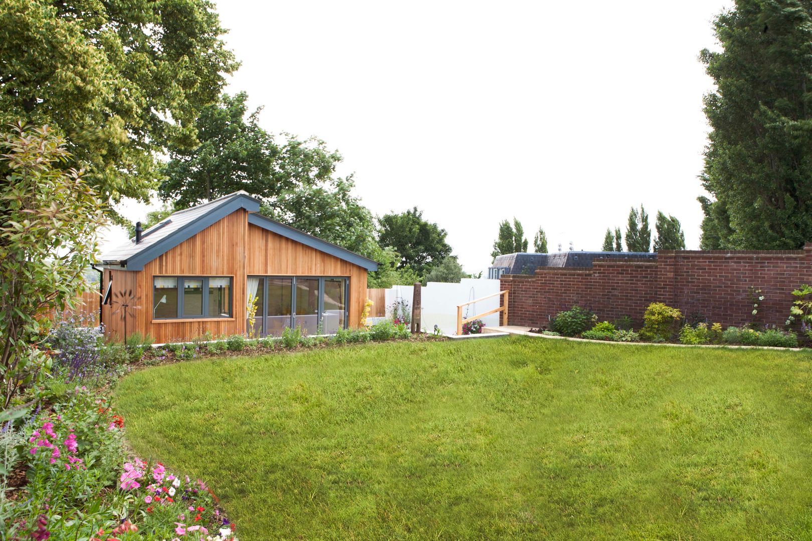 homify Garage/shed لکڑی Wood effect