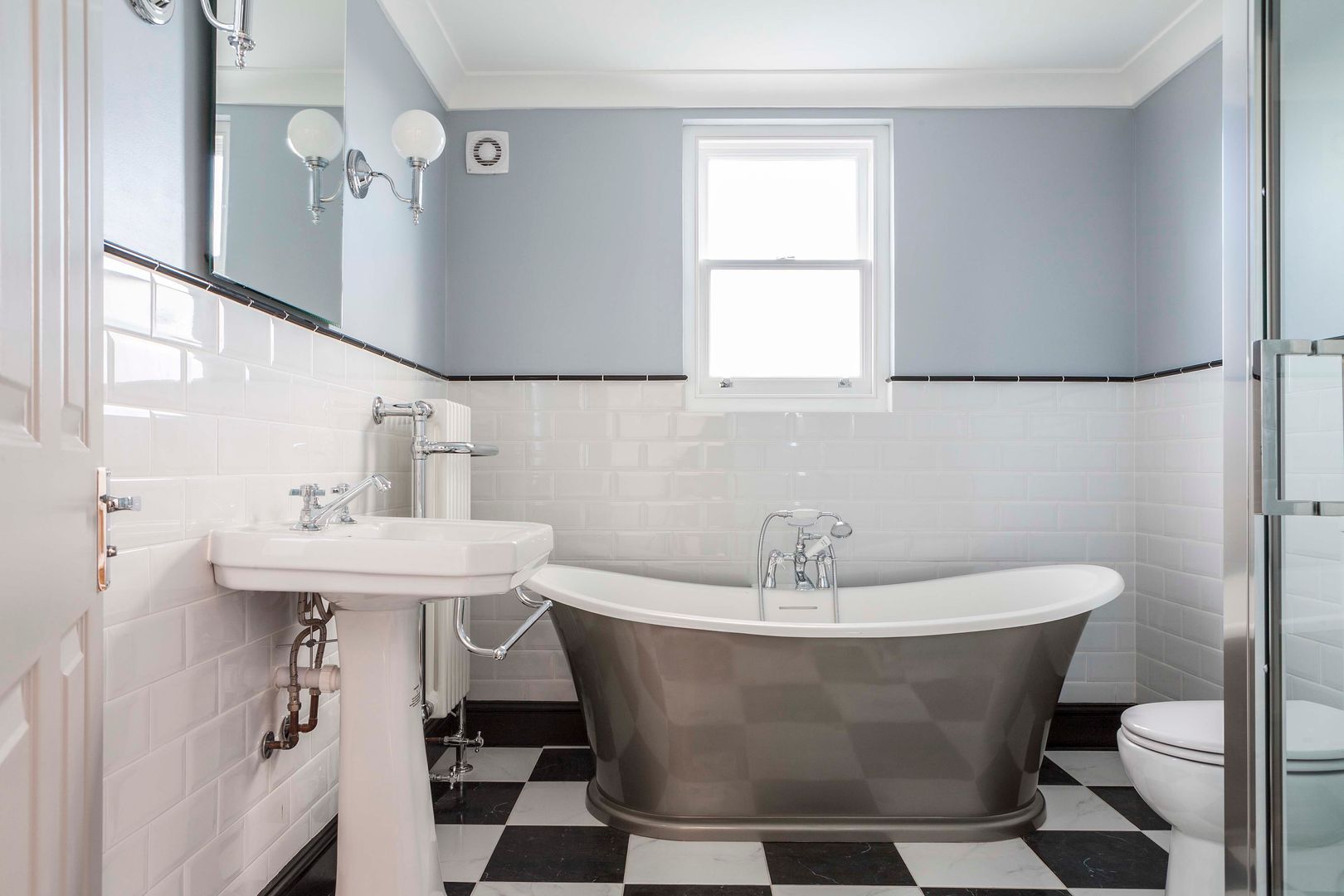 homify Classic style bathroom