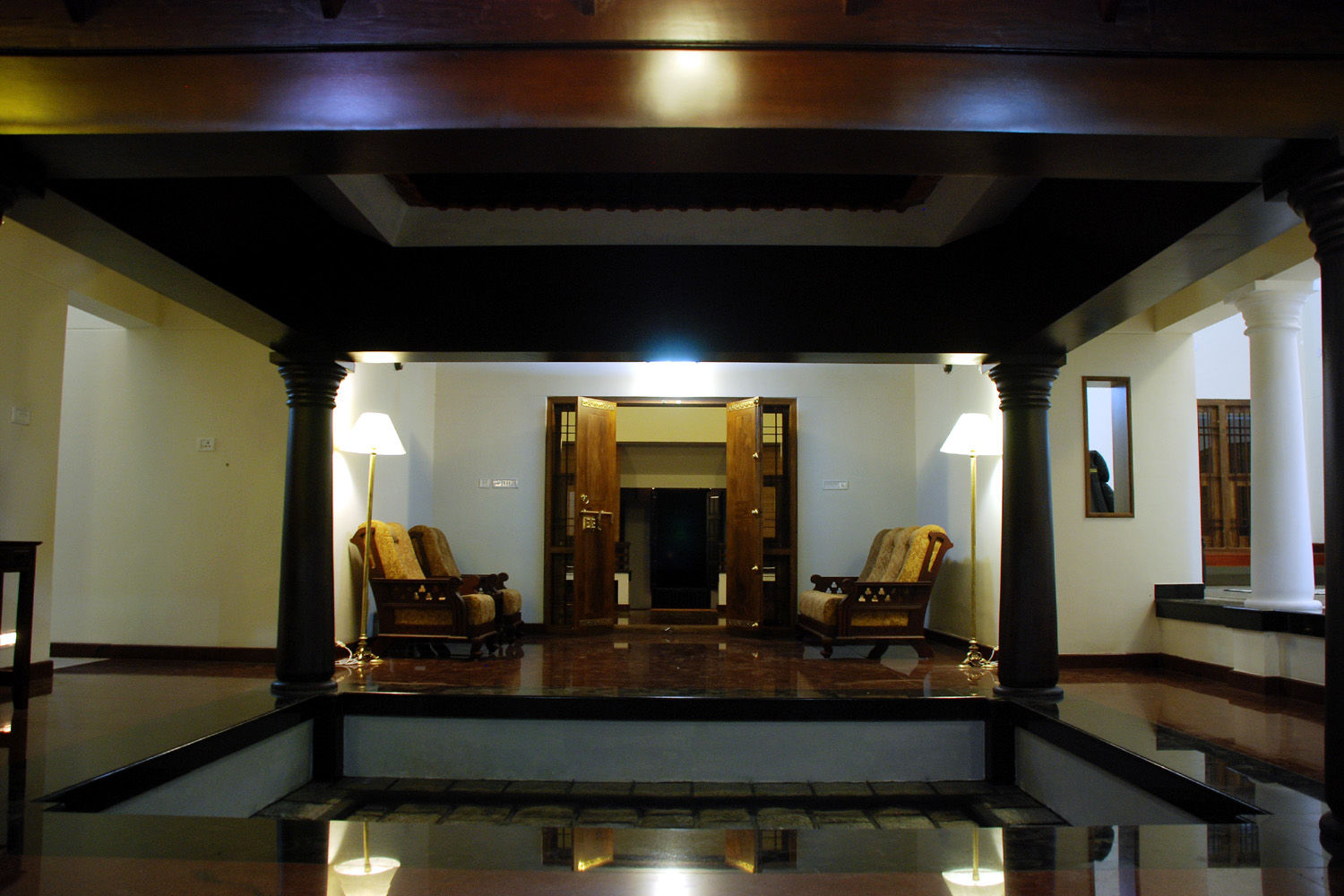 Krishnakumar Residence Interiors, dd Architects dd Architects Klasyczny balkon, taras i weranda
