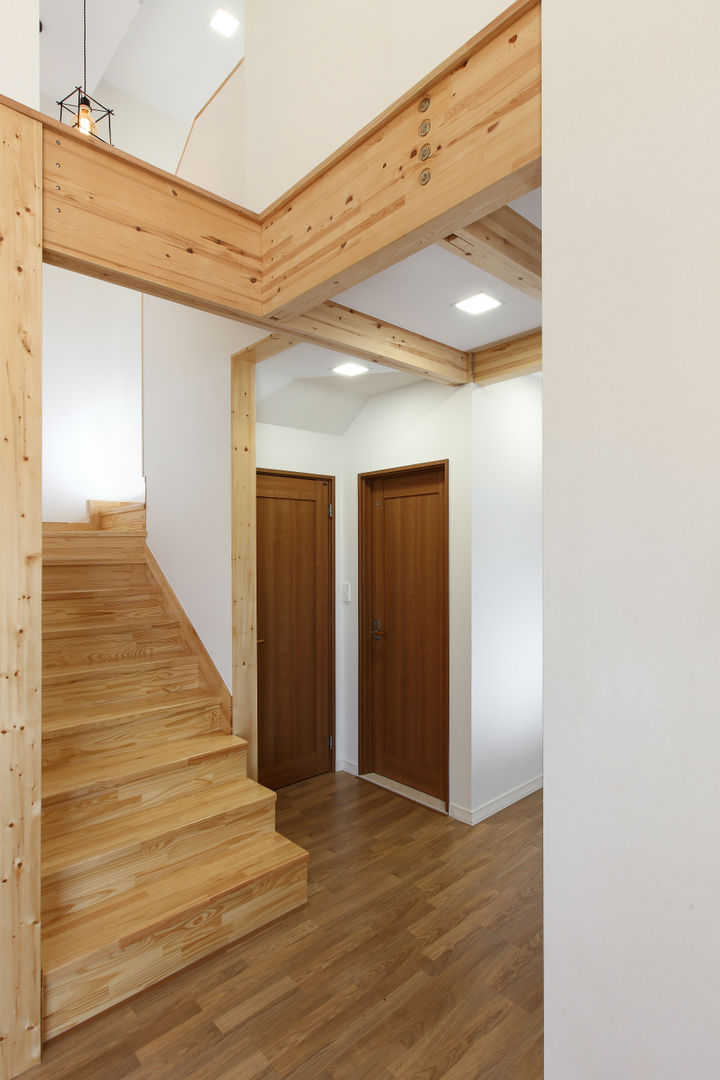 homify Modern Corridor, Hallway and Staircase