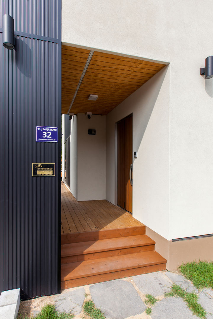 homify Modern Corridor, Hallway and Staircase