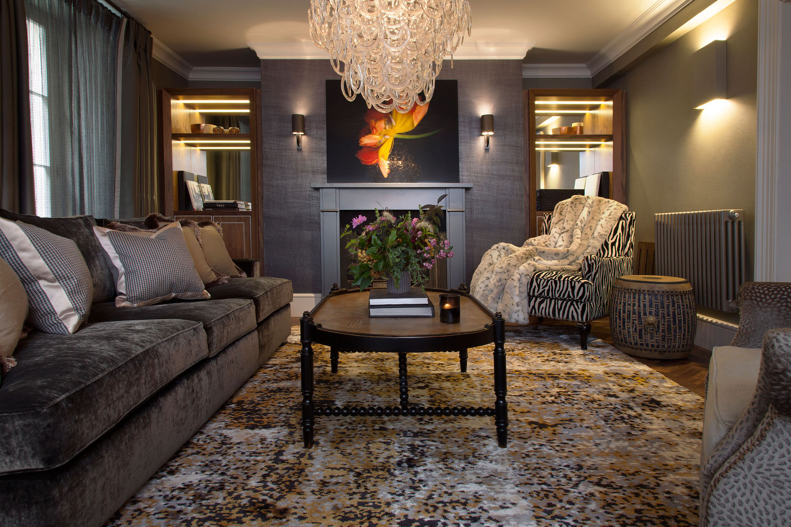 Buckingham Street: Embankment, Roselind Wilson Design Roselind Wilson Design 客廳 living room,modern,dark colours,chandelier,chair,sofa,interior design