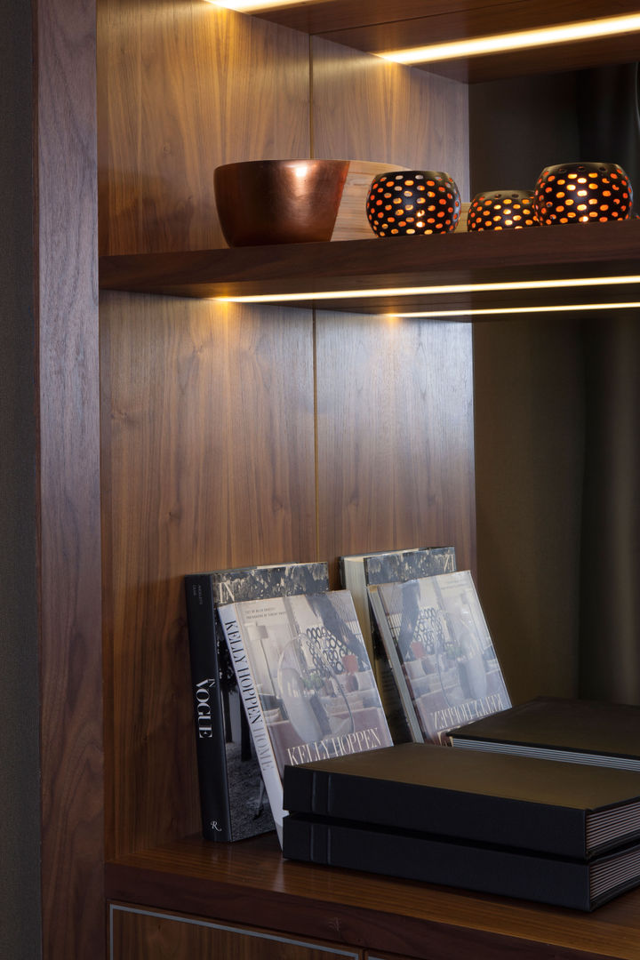 Living Room Roselind Wilson Design Salas de estilo clásico shelves,book,modern,photos,luxury,living room