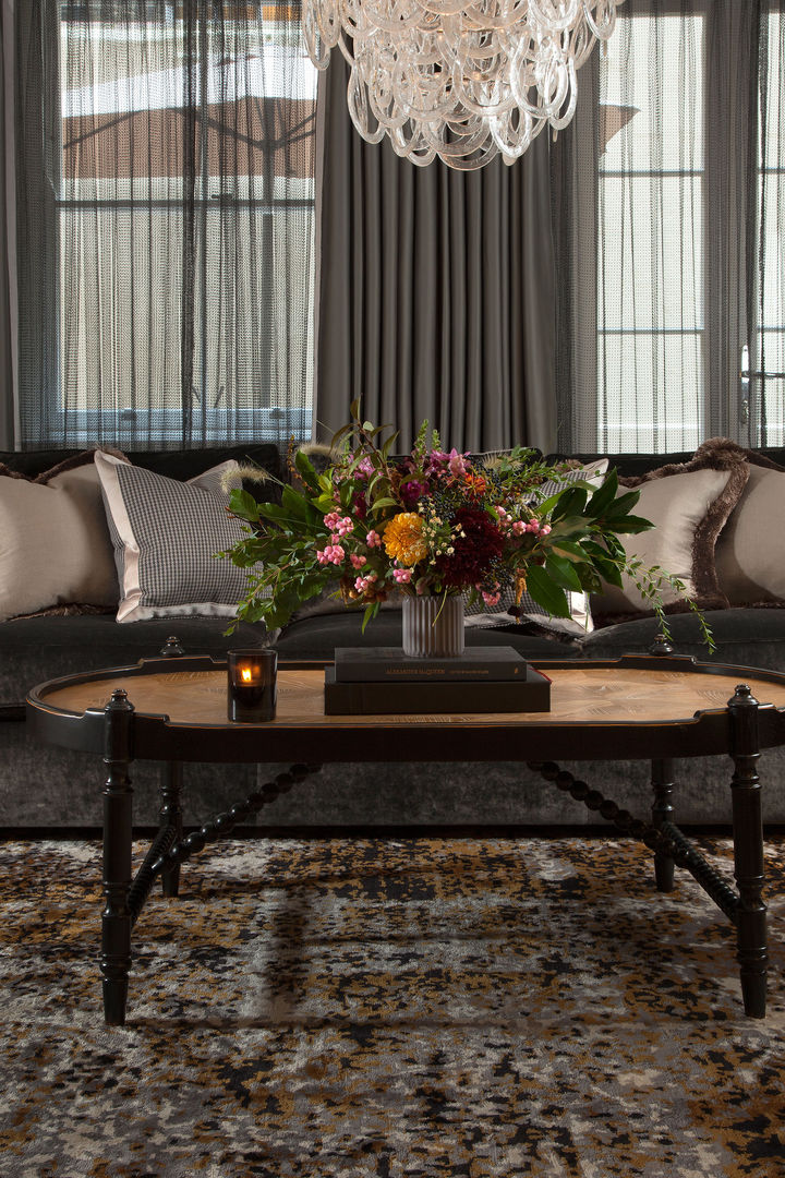 Living Room Roselind Wilson Design クラシックデザインの リビング living room,sofa,cushions,flowers,vase,sheer curtains,carpet