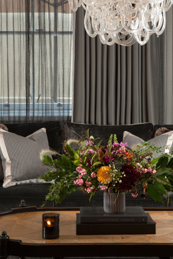 Living Room Roselind Wilson Design Salas de estilo clásico sheer curtains,cushions,flowers,living room,coffee table