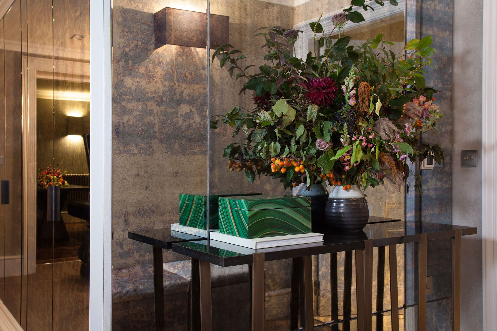 Landing Roselind Wilson Design クラシカルスタイルの 玄関&廊下&階段 hallway,plant,vase,table,modern,interior design
