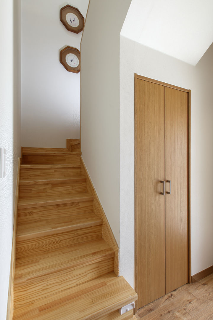 homify Modern Corridor, Hallway and Staircase