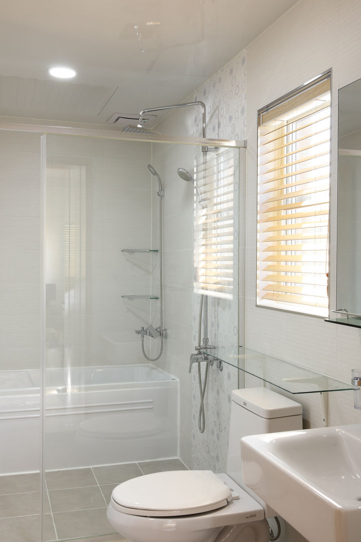 homify Modern style bathrooms