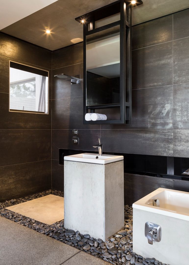 Kloof Road House , Nico Van Der Meulen Architects Nico Van Der Meulen Architects Modern bathroom